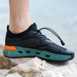 Jeep Jobe Discover Sneaker Water Action Shot closeup