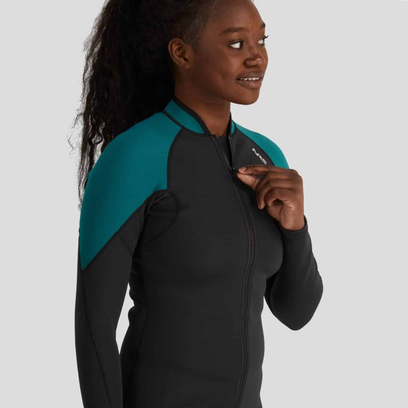 Model adjusting the full front zip on the NRS Women’s HydroSkin 1.5mm Neoprene Jacket